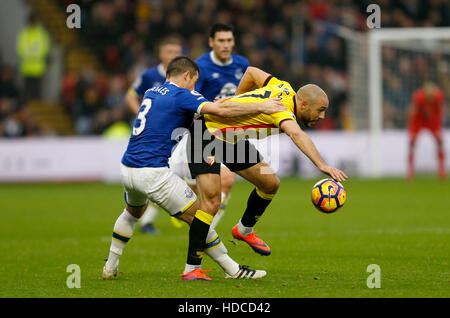 L'Everton Leighton Baines (à gauche) et Watford's Nordin Amrabat (à droite) bataille pour la balle au cours de la Premier League match à Vicarage Road, Watford. Banque D'Images