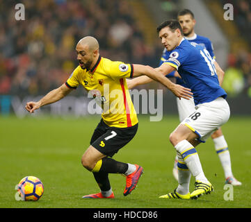 La Watford Nordin Amrabat (à gauche) et d'Everton's Gareth Barry (à droite) bataille pour la balle au cours de la Premier League match à Vicarage Road, Watford. Banque D'Images