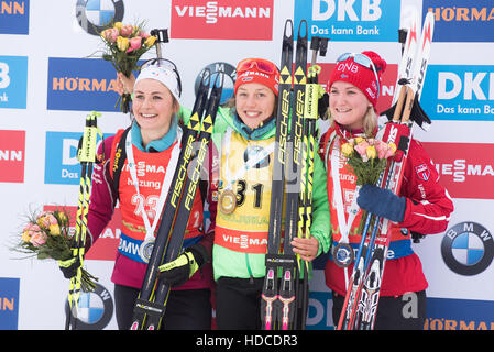 Pokljuka, la Slovénie. 09Th Dec 2016. Gagnants de la femme 7,5km sprint à la Coupe du Monde de biathlon à Pokljuka sur podium le 9 décembre 2016 à Pokljuka (Slovénie). De gauche à droite : Justine Braisaz Dahlmeier de France, Laura de l'Allemagne et Olsbu Marte de Norvège. Credit : Rok Rakun/Pacific Press/Alamy Live News Banque D'Images