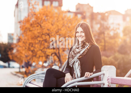 Jeune femme assise sur le banc Banque D'Images