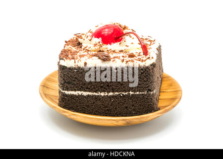 Gâteau au chocolat garnie de cerises et de crème blanche sur fond blanc Banque D'Images