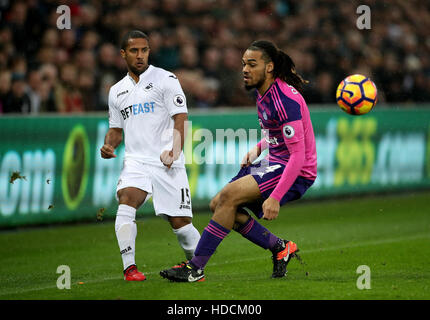 Swansea City's Wayne Routledge (à gauche) et Sunderland's Jason Denayer (à droite) bataille pour la balle durant le premier match de championnat au Liberty Stadium, Swansea. Banque D'Images