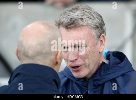 David Moyes de Sunderland (à droite) avec Swansea City manager Bob Bradley (à gauche) au cours de la Premier League match au Liberty Stadium, Swansea. Banque D'Images