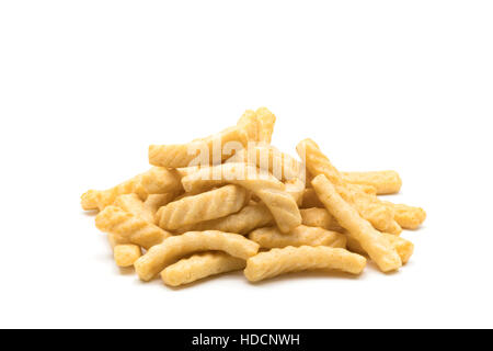 Pile de prawn cracker sur fond blanc Banque D'Images