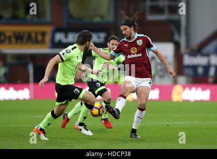 George Boyd de Burnley en action au cours de la Premier League match à Turf Moor, Burnley. Banque D'Images