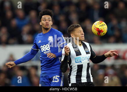 Birmingham City's Josh Dacres-Cogley (à gauche) batailles pour la balle avec Newcastle United's Dwight Gayle au cours de la Sky Bet Championship match à St James' Park, Newcastle. Banque D'Images