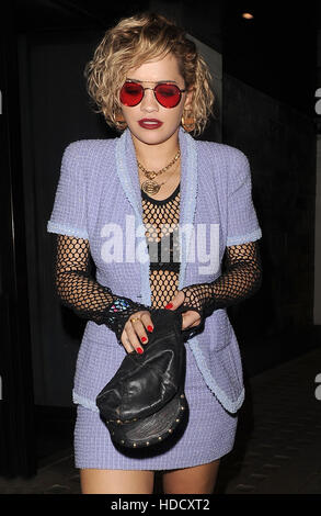 Rita Ora dîne avec jeune DJ Martin Garrix à Hakkasan restaurant à Mayfair. Les deux ont été ensuite ramassés par la Soeur Rita Elena. Rita a dit qu'elle travaillait sur un nouveau répertoire avec des jeunes de 18 ans DJ néerlandais, qui vient de sortir un nouveau morceau avec un autre Alba Banque D'Images