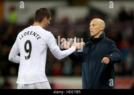 Swansea City de Fernando Llorente (à gauche) avec Swansea City manager Bob Bradley comme il est substitué au cours de la Premier League match au Liberty Stadium, Swansea. Banque D'Images