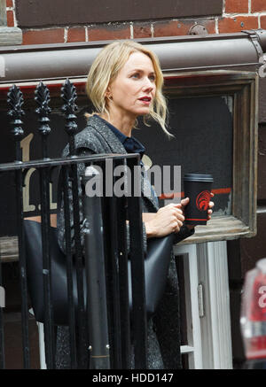 Naomi Watts filmer le drame psychologique Netflix series "Gypsy" à New York avec : Naomi Watts Où : New York, New York, United States Quand : 28 Oct 2016 Banque D'Images