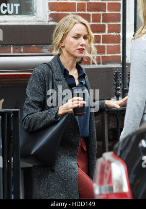 Naomi Watts filmer le drame psychologique Netflix series "Gypsy" à New York avec : Naomi Watts Où : New York, New York, United States Quand : 28 Oct 2016 Banque D'Images