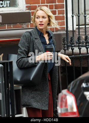 Naomi Watts filmer le drame psychologique Netflix series "Gypsy" à New York avec : Naomi Watts Où : New York, New York, United States Quand : 28 Oct 2016 Banque D'Images