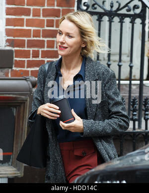 Naomi Watts filmer le drame psychologique Netflix series "Gypsy" à New York avec : Naomi Watts Où : New York, New York, United States Quand : 28 Oct 2016 Banque D'Images