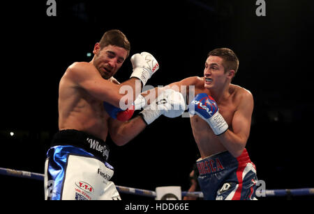 Osée Burton (à droite) en action contre Frank Buglioni pendant leur combat Light-Heavyweight Championship britannique à la Manchester Arena. Banque D'Images