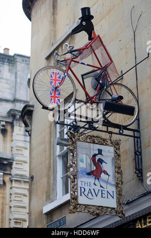 Location avec statue d'un Corbeau sur-le sur un mur de la maison publique à Bath Banque D'Images