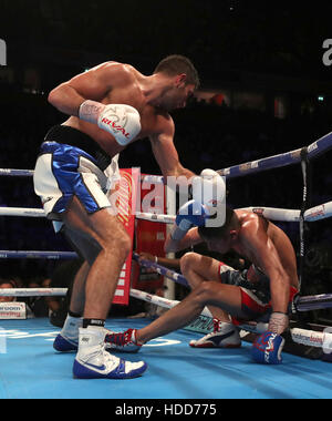 Osée Burton (à droite) en action contre Frank Buglioni pendant leur combat Light-Heavyweight Championship britannique à la Manchester Arena. Banque D'Images