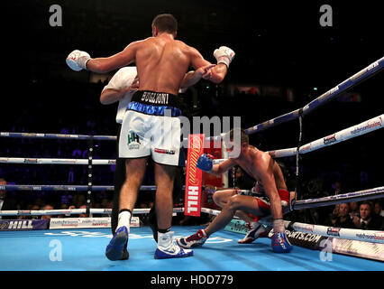 Osée Burton (à droite) en action contre Frank Buglioni pendant leur combat Light-Heavyweight Championship britannique à la Manchester Arena. Banque D'Images