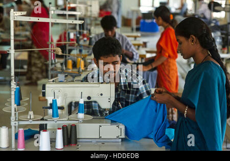 L'INDE, Tamil Nadu, Chennai, usine de textile, vêtements cousus travailleur pour l'exportation - vêtements VÊTEMENTS T-Shirts Vêtements Banque D'Images