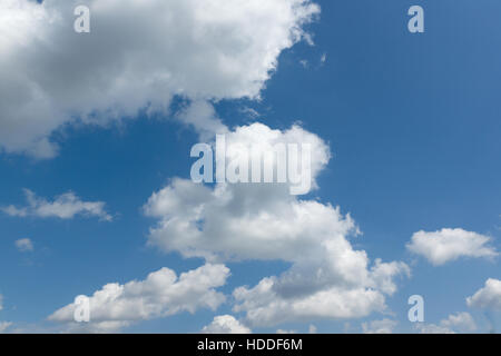 Les nuages blancs flottant sur un fond de ciel bleu Banque D'Images