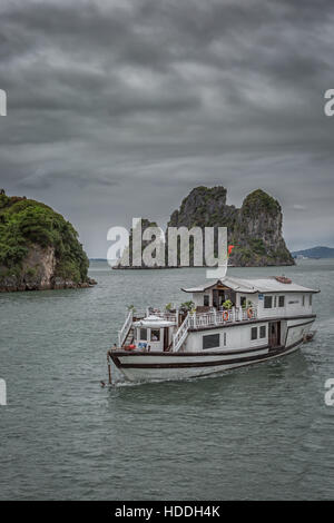 Navires entourés d'îles à Halong Bay, au Vietnam, site du patrimoine mondial Banque D'Images