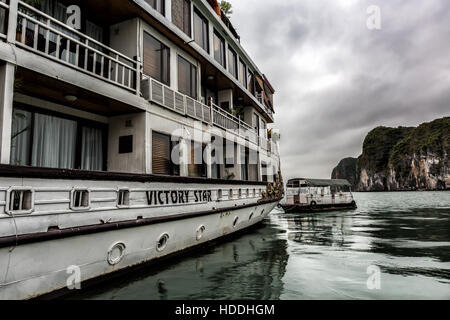 Navires entourés d'îles à Halong Bay, au Vietnam, site du patrimoine mondial Banque D'Images