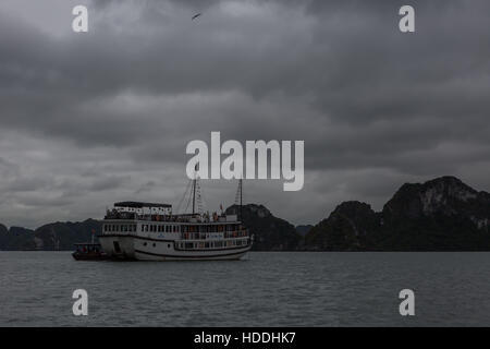 Navires entourés d'îles à Halong Bay, au Vietnam, site du patrimoine mondial Banque D'Images