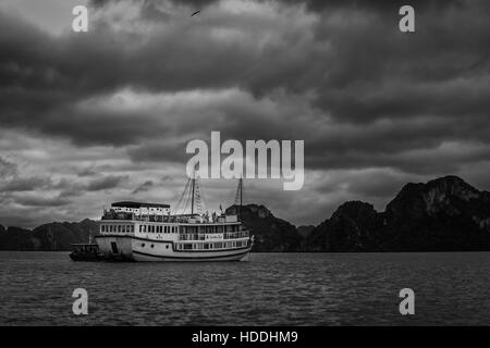 Navires entourés d'îles à Halong Bay, au Vietnam, site du patrimoine mondial Banque D'Images