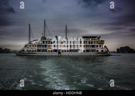 Navires entourés d'îles à Halong Bay, au Vietnam, site du patrimoine mondial Banque D'Images