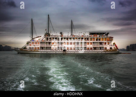 Navires entourés d'îles à Halong Bay, au Vietnam, site du patrimoine mondial Banque D'Images