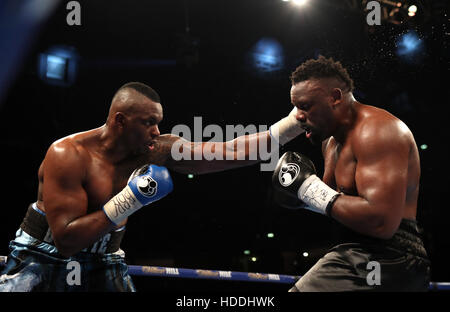 Dillian Whyte (à gauche) en action contre Dereck Chisora durant leur titre mondial des poids lourds WBC Eliminator au Manchester Arena. Banque D'Images