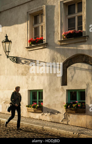 Après-midi d'automne dans une rue de Hradcany, Prague, République tchèque. Banque D'Images