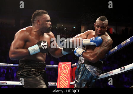 Dillian Whyte (à droite) en action contre Dereck Chisora durant leur titre mondial des poids lourds WBC Eliminator au Manchester Arena. Banque D'Images