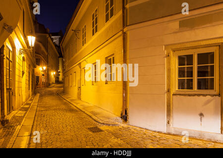 Nuit dans les rues de Mala Strana (ville basse) à Prague, République tchèque. Banque D'Images