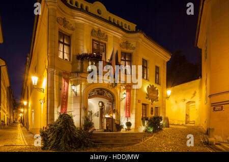 Nuit dans les rues de Mala Strana (ville basse) à Prague, République tchèque. Banque D'Images