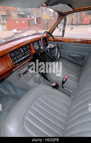 Jaguar Mk2 intérieur cuir et bois Banque D'Images