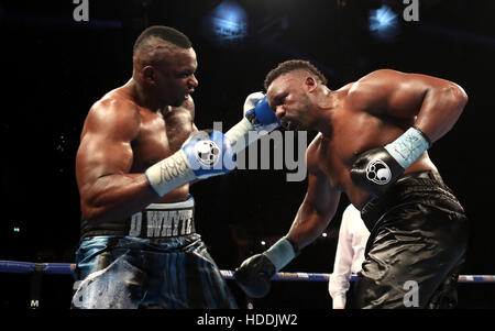 Dillian Whyte (à gauche) en action contre Dereck Chisora durant leur titre mondial des poids lourds WBC Eliminator au Manchester Arena. Banque D'Images