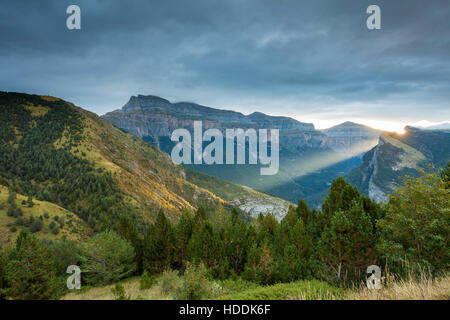 Lever du soleil en parc national Ordesa y Monte Perdido, Huesca, Aragon, Espagne. Les montagnes des Pyrénées. Banque D'Images