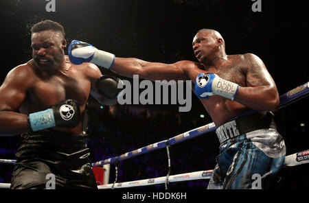 Dillian Whyte (à droite) en action contre Dereck Chisora durant leur titre mondial des poids lourds WBC Eliminator au Manchester Arena. Banque D'Images