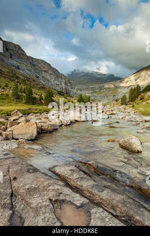 Dans l'après-midi d'automne parc national Ordesa y Monte Perdido, Pyrénées, Espagne. Banque D'Images