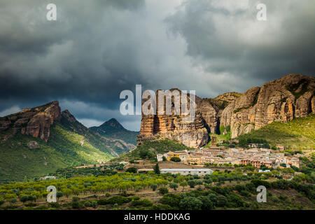 Ciel orageux sur Mallos de Agüero, une icône rock formation in Huesca, Aragon, Espagne. Pre-Pyrenees. Banque D'Images