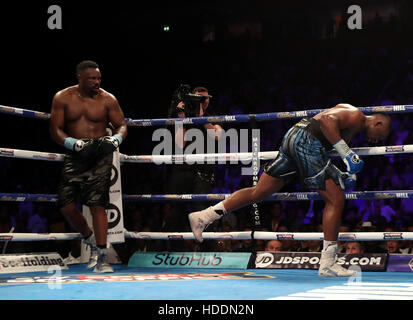 Dillian Whyte (à droite) en action contre Dereck Chisora durant leur titre mondial des poids lourds WBC Eliminator au Manchester Arena. Banque D'Images