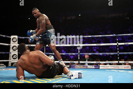 Dillian Whyte (retour) en action contre Dereck Chisora durant leur titre mondial des poids lourds WBC Eliminator au Manchester Arena. Banque D'Images