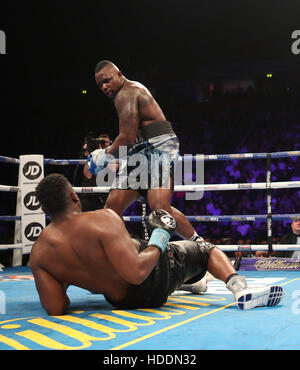 Dillian Whyte (retour) en action contre Dereck Chisora durant leur titre mondial des poids lourds WBC Eliminator au Manchester Arena. Banque D'Images