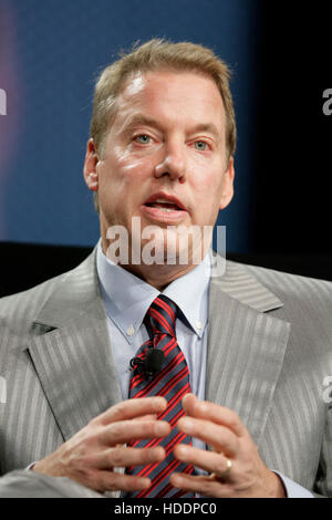 Bill Ford, président de Ford Motor Co., prend la parole lors du 2010 Ernst & Young Forum de croissance stratégique à Palm Desert, Californie, le 10 novembre 2010. Photo par Francis Specker Banque D'Images