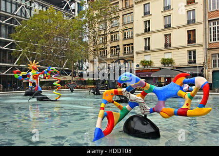 La sculpture moderne à la fontaine de la Place Igor Stravinski, à l'extérieur du Centre Pompidou, Paris, France. Banque D'Images
