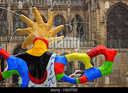 La sculpture moderne à la fontaine de la Place Igor Stravinski, à l'extérieur du Centre Pompidou, Paris, France. Banque D'Images