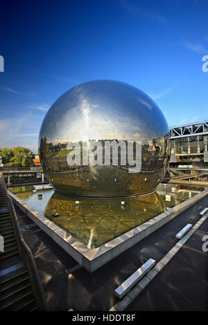 Le globe de la Géode au Parc de la Villette à la Cité des Sciences et de l'Industrie', Paris, France. Banque D'Images
