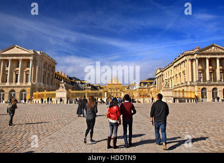 Les touristes à l'extérieur du Palais de Versailles, France. Banque D'Images