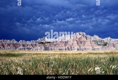 Mammatus nuages flottent dans le ciel au-dessus de la buttes érodées qui forment une paroi du canyon au-dessus de la partie supérieure à la prairie Badlands National Park route des châteaux le 30 août 2013 dans le sud-ouest du Dakota du Sud. Banque D'Images