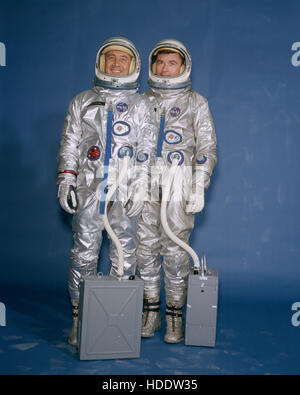 Portrait officiel de la NASA de la mission Gemini-3 premier équipage astronautes Gus Grissom (à gauche) et John Young portant les scaphandres avec costume portable climatiseurs 13 Avril, 1964. Banque D'Images