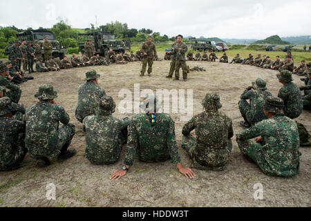 Les soldats américains et philippins Marines assister à un cours de combat au cours de l'opèration gareautrain Philippine débarquement amphibie de l'exercice au Colonel Ernesto Ravina Air Base 7 Octobre, 2016 dans les Philippines. Banque D'Images